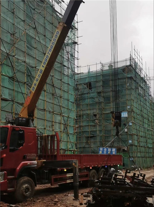 东城区“慢工细活”—— 吊车的 “微动控制” 技术